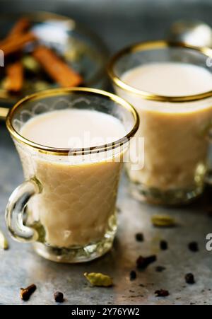 Indian masala tea in bicchieri di vetro su uno sfondo di metallo. stile vintage. messa a fuoco selettiva Foto Stock