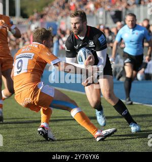 North London, Regno Unito. 28 settembre 2024. Elliot Daly dei Saracens affronta Gus Warr dei sale Sharks durante la partita di rugby della Gallagher Premiership tra Saracens e sale Sharks allo Stonex Stadium. Crediti: Jay Patel/Alamy Live News Foto Stock