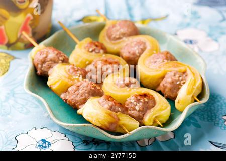 polpette sugli spiedini per una vacanza per bambini, attenzione selettiva Foto Stock