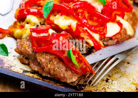 pizza a base di carne macinata con verdure su una teglia da forno. vista dall'alto. messa a fuoco selettiva Foto Stock