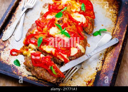 pizza a base di carne macinata con verdure su una teglia da forno. vista dall'alto. messa a fuoco selettiva Foto Stock