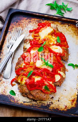 pizza a base di carne macinata con verdure su una teglia da forno. vista dall'alto. messa a fuoco selettiva Foto Stock