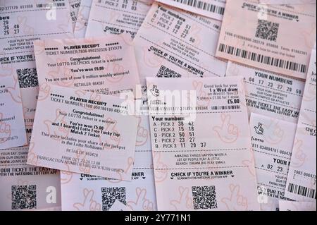 I biglietti della lotteria e le vincite fanno da sfondo alla lotteria nazionale del Regno Unito e a Euromillion. Foto Stock