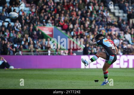 Twickenham, Regno Unito. 28 settembre 2024. Marcus Smith di Harlequins ottiene una conversione per renderlo 28-7 durante il Gallagher Premiership Rugby match tra Harlequins e Newcastle Falcons Rugby a Twickenham Stoop, Twickenham, Inghilterra, il 28 settembre 2024. Foto di Ken Sparks. Solo per uso editoriale, licenza richiesta per uso commerciale. Non utilizzare in scommesse, giochi o pubblicazioni di singoli club/campionato/giocatori. Crediti: UK Sports Pics Ltd/Alamy Live News Foto Stock