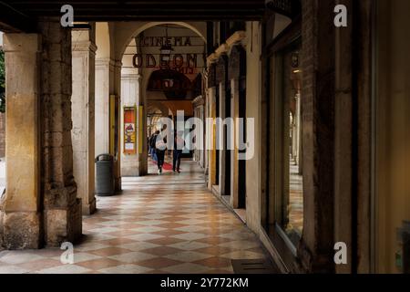 Vicenza, Italia - 13 settembre 2024: Portico tipico in corso Andrea Palladio Foto Stock