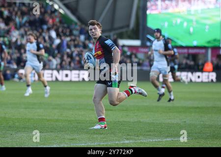 Twickenham, Regno Unito. 28 settembre 2024. Will Porter of Harlequins segna un tentativo di raggiungere il 26-7 durante il Gallagher Premiership Rugby match tra Harlequins e Newcastle Falcons Rugby a Twickenham Stoop, Twickenham, Inghilterra, il 28 settembre 2024. Foto di Ken Sparks. Solo per uso editoriale, licenza richiesta per uso commerciale. Non utilizzare in scommesse, giochi o pubblicazioni di singoli club/campionato/giocatori. Crediti: UK Sports Pics Ltd/Alamy Live News Foto Stock