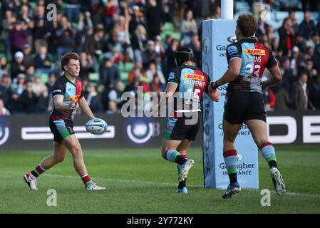 Twickenham, Regno Unito. 28 settembre 2024. Will Porter of Harlequins segna un tentativo per arrivare al 26-7 e festeggia durante il Gallagher Premiership Rugby match tra Harlequins e Newcastle Falcons Rugby a Twickenham Stoop, Twickenham, Inghilterra, il 28 settembre 2024. Foto di Ken Sparks. Solo per uso editoriale, licenza richiesta per uso commerciale. Non utilizzare in scommesse, giochi o pubblicazioni di singoli club/campionato/giocatori. Crediti: UK Sports Pics Ltd/Alamy Live News Foto Stock