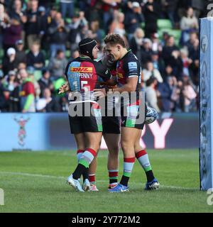 Twickenham, Regno Unito. 28 settembre 2024. Will Porter of Harlequins segna un tentativo per arrivare al 26-7 e festeggia durante il Gallagher Premiership Rugby match tra Harlequins e Newcastle Falcons Rugby a Twickenham Stoop, Twickenham, Inghilterra, il 28 settembre 2024. Foto di Ken Sparks. Solo per uso editoriale, licenza richiesta per uso commerciale. Non utilizzare in scommesse, giochi o pubblicazioni di singoli club/campionato/giocatori. Crediti: UK Sports Pics Ltd/Alamy Live News Foto Stock