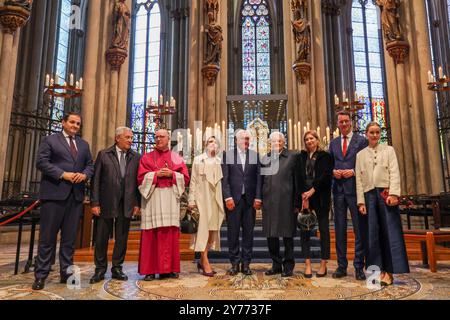 Colonia, Germania. 28 settembre 2024. Nathanael Liminski (CDU, l-r), Ministro degli affari federali ed europei della Renania settentrionale-Vestfalia, Ministro degli Esteri italiano Antonio Tajani, Canonico Guido Assmann, Elke Büdenbender, Presidente federale Frank-Walter Steinmeier, Presidente italiano Sergio Mattarella, sua figlia Laura Mattarella, e Hendrik Wüst (CDU), Ministro-Presidente della Renania settentrionale-Vestfalia con sua moglie Katharina Wüst si presentano insieme alla foto del gruppo durante la visita alla Cattedrale di Colonia. Mattarella visita la Renania settentrionale-Vestfalia il sabato. Crediti: Christoph Reichwein/dpa/Alamy Live News Foto Stock