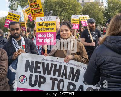 Londra, Regno Unito. 28 settembre 2024. Centinaia di sostenitori di Stand Up to Racism si riuniscono a Trafalgar Square per opporsi alla protesta razzista di estrema destra "Unite the Kingdom”, che oggi è stata minacciata. Questo e le proteste in altre città del paese celebrano il multiculturalismo e la diversità e si oppongono alla politica dell'odio e della paura. Solo una manciata di estrema destra si presentò e la polizia tenne separati i due gruppi mentre urlavano insulti l'uno contro l'altro. Peter Marshall/Alamy Live News Foto Stock