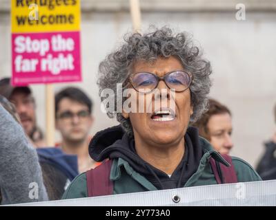 Londra, Regno Unito. 28 settembre 2024. Centinaia di sostenitori di Stand Up to Racism si riuniscono a Trafalgar Square per opporsi alla protesta razzista di estrema destra "Unite the Kingdom”, che oggi è stata minacciata. Questo e le proteste in altre città del paese celebrano il multiculturalismo e la diversità e si oppongono alla politica dell'odio e della paura. Solo una manciata di estrema destra si presentò e la polizia tenne separati i due gruppi mentre urlavano insulti l'uno contro l'altro. Peter Marshall/Alamy Live News Foto Stock