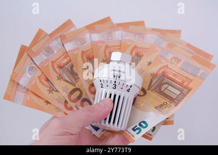 Valvola di riscaldamento con banconote Foto Stock