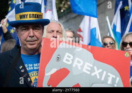 Londra, Regno Unito. 28 settembre 2024. L'attivista anti-Brexit Steve Bray si unisce a migliaia di persone che marciano da Park Lane per un raduno in Parliament Square nella terza marcia nazionale di ricongiungimento chiedendo al Regno Unito di riunirsi all'Unione europea. Il Regno Unito ha ufficialmente lasciato l'UE nel gennaio 2020 a seguito di un referendum, tenutosi nel 2016, in cui il 51,89% ha votato per lasciare l'UE. Molti sondaggi nel 2024 mostrano ora che la maggioranza desidera ricongiungersi, ma entrambi i maggiori partiti politici l'hanno respinta. Crediti: Ron Fassbender/Alamy Live News Foto Stock