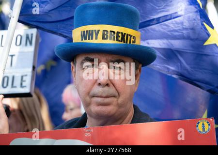 Londra, Regno Unito. 28 settembre 2024. L'attivista anti-Brexit Steve Bray si unisce a migliaia di persone che marciano da Park Lane per un raduno in Parliament Square nella terza marcia nazionale di ricongiungimento chiedendo al Regno Unito di riunirsi all'Unione europea. Il Regno Unito ha ufficialmente lasciato l'UE nel gennaio 2020 a seguito di un referendum, tenutosi nel 2016, in cui il 51,89% ha votato per lasciare l'UE. Molti sondaggi nel 2024 mostrano ora che la maggioranza desidera ricongiungersi, ma entrambi i maggiori partiti politici l'hanno respinta. Crediti: Ron Fassbender/Alamy Live News Foto Stock