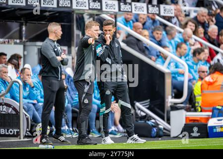 Newcastle upon Tyne, Inghilterra - settembre 28: Allenatore Eddie Howe e il suo assistente Jason Tindall del Newcastle United durante la partita di Premier League 2024/25 tra Newcastle United FC e Manchester City FC a St James Park il 28 settembre 2024 a Newcastle upon Tyne, Inghilterra. (Richard Callis/SPP) credito: SPP Sport Press Photo. /Alamy Live News Foto Stock