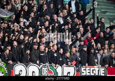 Nijmegen, Paesi Bassi. 28 settembre 2024. Nijmegen - tifosi del Feyenoord durante il settimo round della stagione Eredivisie 2024/2025. La partita è ambientata tra NEC Nijmegen e Feyenoord a Goffertstadion il 28 settembre 2024 a Nijmegen, nei Paesi Bassi. Credito: Foto Box to Box/Alamy Live News Foto Stock