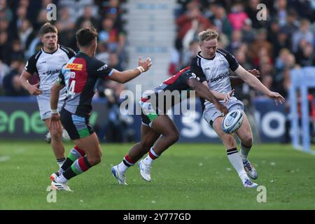 Twickenham, Regno Unito. 28 settembre 2024. Lennox Anyanwu degli Harlequins affronta Connor Doherty dei Newcastle Falcons durante il Gallagher Premiership Rugby match tra Harlequins e Newcastle Falcons Rugby a Twickenham Stoop, Twickenham, Inghilterra, il 28 settembre 2024. Foto di Ken Sparks. Solo per uso editoriale, licenza richiesta per uso commerciale. Non utilizzare in scommesse, giochi o pubblicazioni di singoli club/campionato/giocatori. Crediti: UK Sports Pics Ltd/Alamy Live News Foto Stock