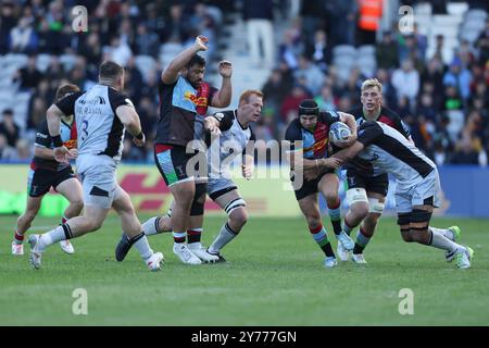 Twickenham, Regno Unito. 28 settembre 2024. Leigh Halfpenny di Harlequins cerca di superare la difesa del Newcastle durante il Gallagher Premiership Rugby match tra Harlequins e Newcastle Falcons Rugby a Twickenham Stoop, Twickenham, Inghilterra, il 28 settembre 2024. Foto di Ken Sparks. Solo per uso editoriale, licenza richiesta per uso commerciale. Non utilizzare in scommesse, giochi o pubblicazioni di singoli club/campionato/giocatori. Crediti: UK Sports Pics Ltd/Alamy Live News Foto Stock