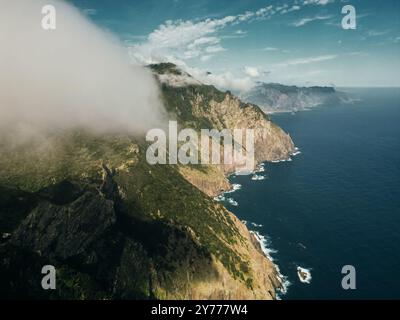 Vista aerea della costa settentrionale delle Isole Madeira, Portogallo. Foto di alta qualità Foto Stock