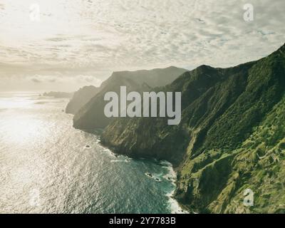 Vista aerea della costa settentrionale delle Isole Madeira, Portogallo. Foto di alta qualità Foto Stock