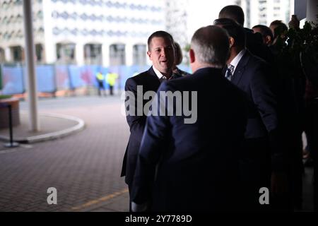 Birmingham, Regno Unito. 28 settembre 2024. Immagine © concessa in licenza a Parsons Media. 28/09/2024. Birmingham, Regno Unito. Arrivi della conferenza del partito conservatore. Hotel Hyatt Regency. Il candidato alla leadership James arriva abilmente all'Hyatt Regency Hotel prima della Conferenza del Partito Conservatore 2024. Foto di Ryan Jenkinson/Parsons Media Credit: andrew parsons/Alamy Live News Foto Stock