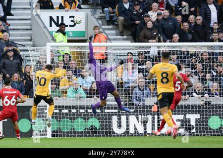 Wolverhampton, Regno Unito. 28 settembre 2024. Alisson Becker, portiere del Liverpool, salva la rete durante la partita di Premier League tra Wolverhampton Wanderers e Liverpool Credit: MI News & Sport /Alamy Live News Foto Stock