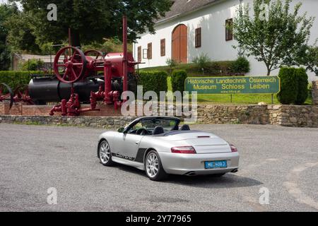 LEIBEN, AUSTRIA - 31 LUGLIO 2021: Porsche 911 Carrera Cabrio 996 parcheggiata di fronte al Museo storico tecnico di Leiben Foto Stock