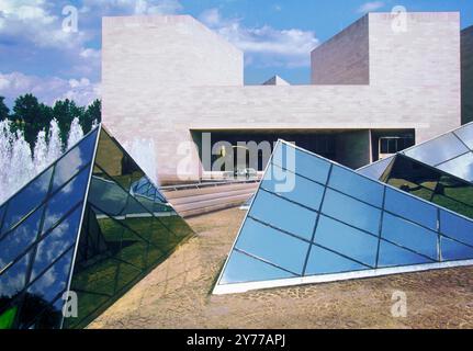 Edificio esterno della National Gallery of Art Museum a Washington DC, ingresso allo Smithsonian Institution e triangoli di lucernari in vetro. Centro commerciale National Mall. STATI UNITI Foto Stock