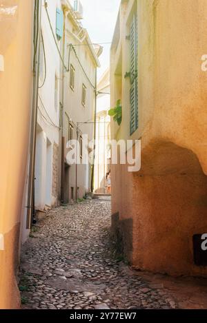 Strada stretta della località turistica di Vrbnik, isola di Krk, Croazia. Foto Stock