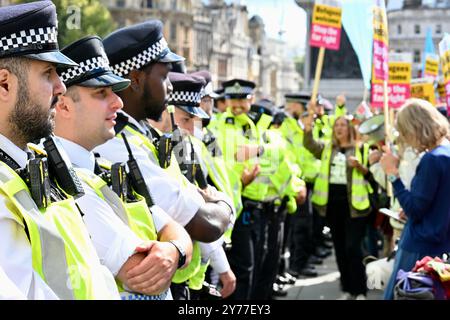 Londra, Regno Unito. 28 settembre 2024. Protesta contro il razzismo a Trafalgar Square. Una forte presenza della polizia ha tenuto i manifestanti al di fuori della manciata di manifestanti di estrema destra. Crediti: michael melia/Alamy Live News Foto Stock