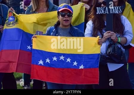 Londra, Regno Unito. 28 settembre 2024. I membri della comunità venezuelana si riuniscono in piazza del Parlamento per protestare contro il presidente del Venezuela, Nicolas Maduro. Crediti: Vuk Valcic/Alamy Live News Foto Stock