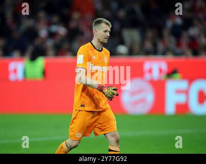 München, Deutschland 28. Settembre 2024: Fussball, Herren, Bundesliga, Saison 2024/2025, FC Bayern München - Bayer 04 Leverkusen, Allianz Arena Lukas Hradecky (Bayer 04 Leverkusen) Kopf, Oberkörper DFB, DFL proibiscono qualsiasi uso di fotografie come sequenze di immagini e/o quasi-video Foto Stock