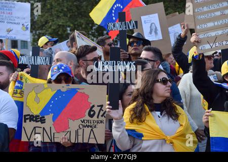 Londra, Regno Unito. 28 settembre 2024. I membri della comunità venezuelana si riuniscono in piazza del Parlamento per protestare contro il presidente del Venezuela, Nicolas Maduro. Crediti: Vuk Valcic/Alamy Live News Foto Stock