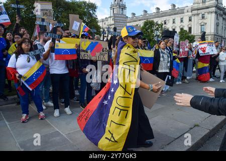 Londra, Regno Unito. 28 settembre 2024. I membri della comunità venezuelana si riuniscono in piazza del Parlamento per protestare contro il presidente del Venezuela, Nicolas Maduro. Crediti: Vuk Valcic/Alamy Live News Foto Stock