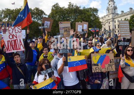 Londra, Regno Unito. 28 settembre 2024. I membri della comunità venezuelana si riuniscono in piazza del Parlamento per protestare contro il presidente del Venezuela, Nicolas Maduro. Crediti: Vuk Valcic/Alamy Live News Foto Stock