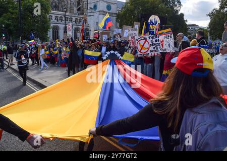 Londra, Regno Unito. 28 settembre 2024. I membri della comunità venezuelana si riuniscono in piazza del Parlamento per protestare contro il presidente del Venezuela, Nicolas Maduro. Crediti: Vuk Valcic/Alamy Live News Foto Stock