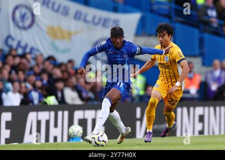 Chelsea, Londra. 28 settembre 2024; Stamford Bridge, Chelsea, Londra, Inghilterra: Premier League Football, Chelsea contro Brighton e Hove Albion; Noni Madueke del Chelsea affronta Brighton &amp; Hove Albion Kaoru Mitoma Credit: Action Plus Sports Images/Alamy Live News Foto Stock