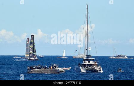 Fronte mare Porto Olimpico: Luna Rossa Prada Pirelli e INEO Britannia combattimenti alla partenza CREDITI FOTOGRAFICI: © Alexander Panzeri/PPL Foto Stock