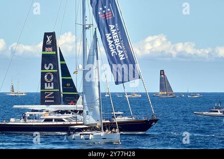 Fronte mare Porto Olimpico: Luna Rossa Prada Pirelli e INEO Britannia in attesa della partenza CREDITO FOTOGRAFICO: © Alexander Panzeri/PPL Foto Stock