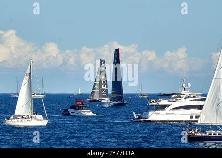 Fronte mare Porto Olimpico: Luna Rossa Prada Pirelli e INEO Britannia alla partenza in cerchio CREDITO FOTOGRAFICO: © Alexander Panzeri/PPL Foto Stock