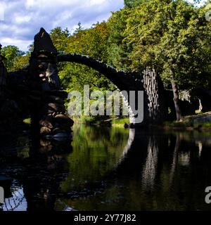 Unterwegs a Sachsen Blick AM 28. Settembre 2024 vauf die Rakotzbrücke Teufelsbrücke im Azaleen- und Rhododendronpark Kromlau am Rakotzsee a Sachsen. Kromlau Sachsen Deutschland FH0A0015 *** sulla strada in Sassonia Vista il 28 settembre 2024 del Ponte Rakotz Devils Bridge nell'Azalea e Parco Rododendron Kromlau presso il Rakotzsee in Sassonia Kromlau Sassonia Germania FH0A0015 Foto Stock