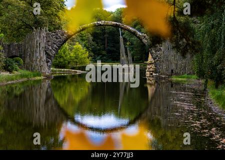 Unterwegs a Sachsen Blick AM 28. Settembre 2024 vauf die Rakotzbrücke Teufelsbrücke im Azaleen- und Rhododendronpark Kromlau am Rakotzsee a Sachsen. Kromlau Sachsen Deutschland FH0A0075 *** sulla strada in Sassonia Vista il 28 settembre 2024 del Ponte Rakotz Devils Bridge nell'Azalea e del Parco Rododendron Kromlau presso il Rakotzsee in Sassonia Kromlau Sassonia Germania FH0A0075 Foto Stock