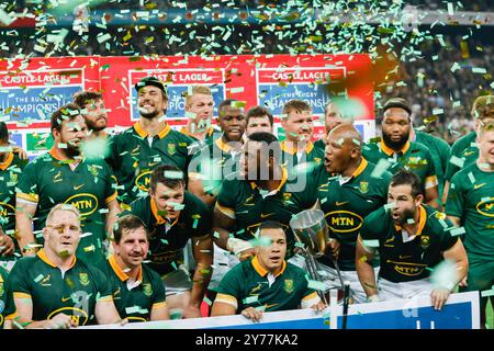 Mbombela, Sudafrica. 28 settembre 2024. Sia Kolisi festeggia con i suoi compagni di squadra dopo aver vinto il Castle Lager Rugby Championship 2024 allo stadio Mbombela. Credito: AfriPics.com/Alamy Live News Foto Stock