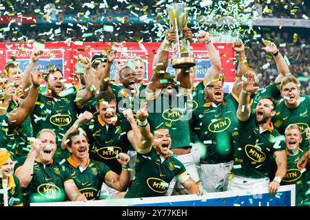 Mbombela, Sudafrica. 28 settembre 2024. Sia Kolisi detiene il trofeo in alto e festeggia con i suoi compagni di squadra dopo aver vinto il Castle Lager Rugy Championship 2024 allo stadio Mbombela. Credito: AfriPics.com/Alamy Live News Foto Stock