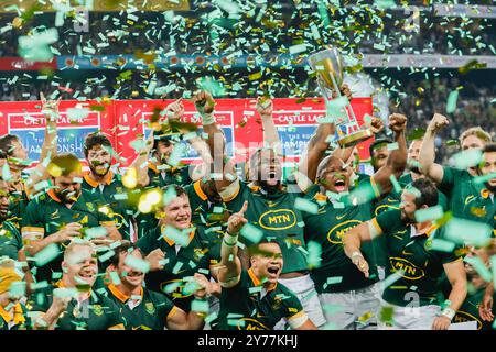 Mbombela, Sudafrica. 28 settembre 2024. Sia Kolisi detiene il trofeo in alto e festeggia con i suoi compagni di squadra dopo aver vinto il Castle Lager Rugy Championship 2024 allo stadio Mbombela. Credito: AfriPics.com/Alamy Live News Foto Stock