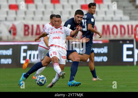 Cesar Falletti della SSC Bari e Alessandro Caporale di Cosenza durante SSC Bari vs Cosenza calcio, partita italiana di serie B a Bari, Italia, settembre 28 2024 Foto Stock