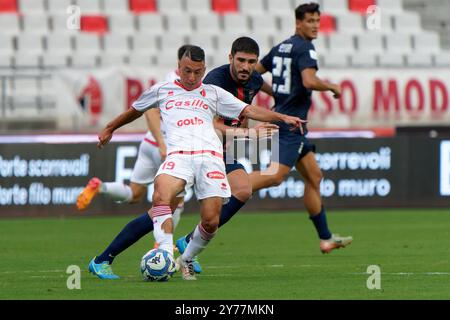 Cesar Falletti della SSC Bari e Alessandro Caporale di Cosenza durante SSC Bari vs Cosenza calcio, partita italiana di serie B a Bari, Italia, settembre 28 2024 Foto Stock