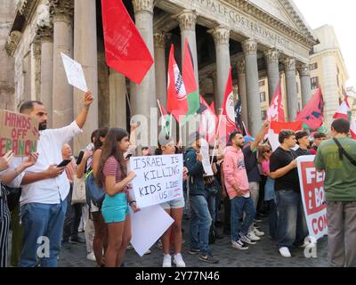 Roma, Italia. 28 settembre 2024. Dimostrazione pro Libano a Roma, Italia, settembre 28 2024. Dopo l'uccisione del leader di Hezbollah, Hassan Nasrallah, e i recenti pesanti bombardamenti sul Libano, le manifestazioni contro il governo israeliano stanno aumentando in tutto il mondo. (Foto di Elisa Gestri/Sipa USA) credito: SIPA USA/Alamy Live News Foto Stock