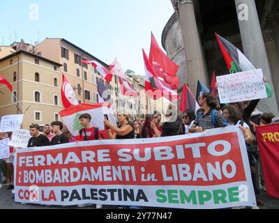 Roma, Italia. 28 settembre 2024. Dimostrazione pro Libano a Roma, Italia, settembre 28 2024. Dopo l'uccisione del leader di Hezbollah, Hassan Nasrallah, e i recenti pesanti bombardamenti sul Libano, le manifestazioni contro il governo israeliano stanno aumentando in tutto il mondo. (Foto di Elisa Gestri/Sipa USA) credito: SIPA USA/Alamy Live News Foto Stock