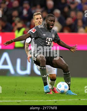 MONACO DI BAVIERA, GERMANIA - SETTEMBRE 28: Dayot Upamecano del Bayern Muenchen vige con Alejandro Grimaldo del Bayer Leverkusen durante la partita di Bundesliga tra il Bayern München e il Bayer 04 Leverkusen all'Allianz Arena il 28 settembre 2024 a Monaco di Baviera, Germania. © diebilderwelt / Alamy Live News Foto Stock